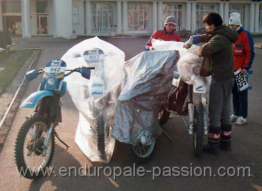 011 TOUQUET 1986 Parc ferme On bache les motos.jpg